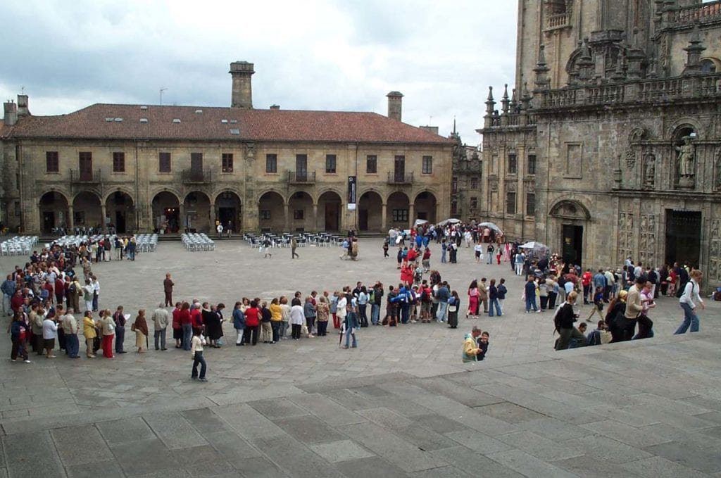 Longues files d'attente à l'entrée par la Porte Sainte de la cathédrale de Santiago
