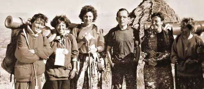 Elías Valiña junto con un grupo de peregrinas