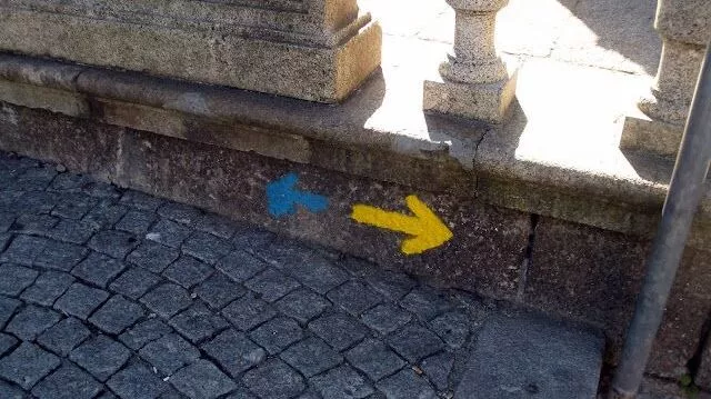 La flèche sur le Chemin de Saint-Jacques : jaune, verte, bleue ou rouge ?
