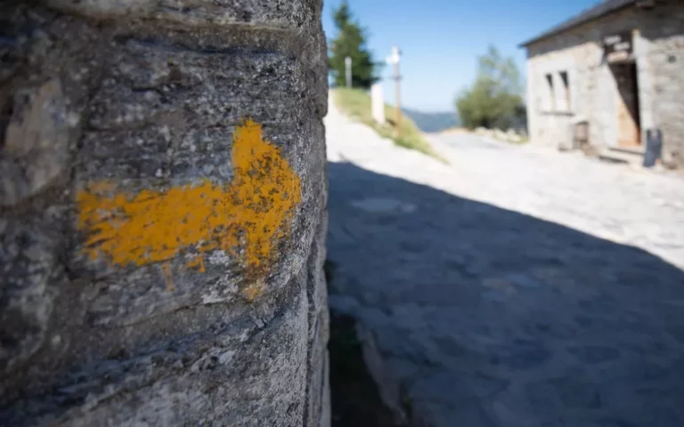 Flèche du chemin de Saint-Jacques peinte à O Cebreiro